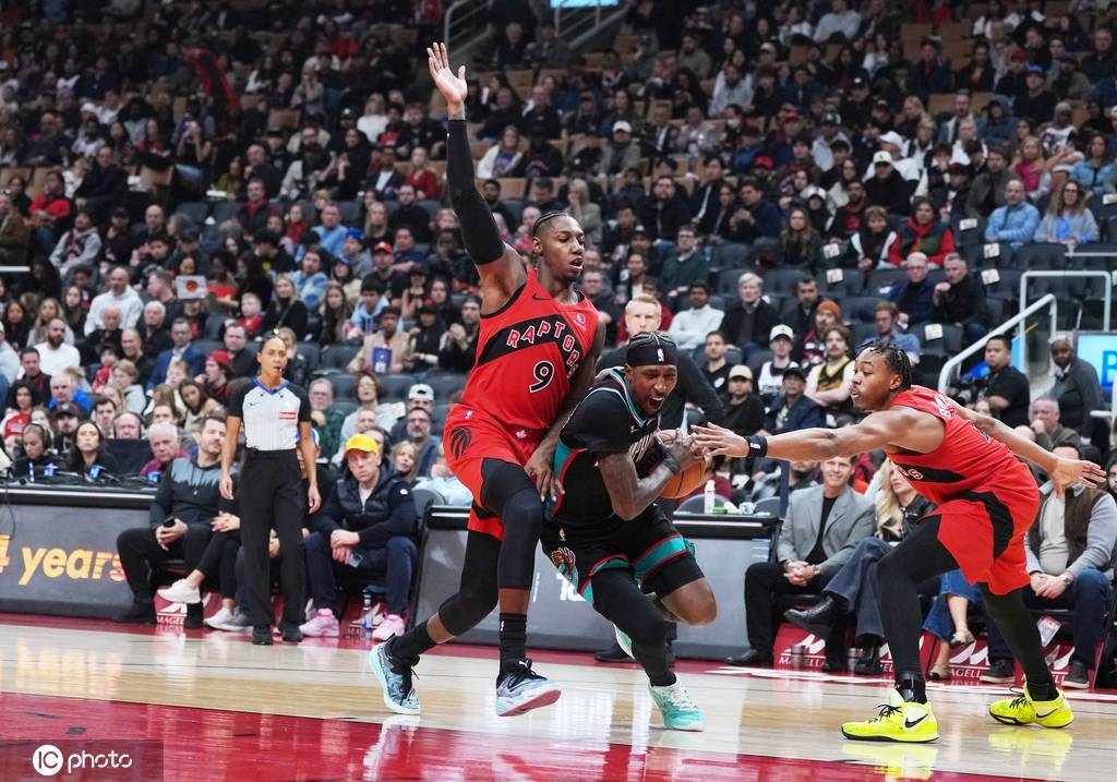 巴恩斯19+12+8巴雷特27分 猛龙主场战胜灰熊